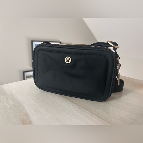 Lululemon Crossbody Camera Bag - 2L (black and gold) - Picture 2 of 7